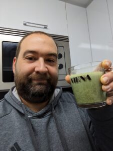 Foto de Andrés tomándose un Matcha.